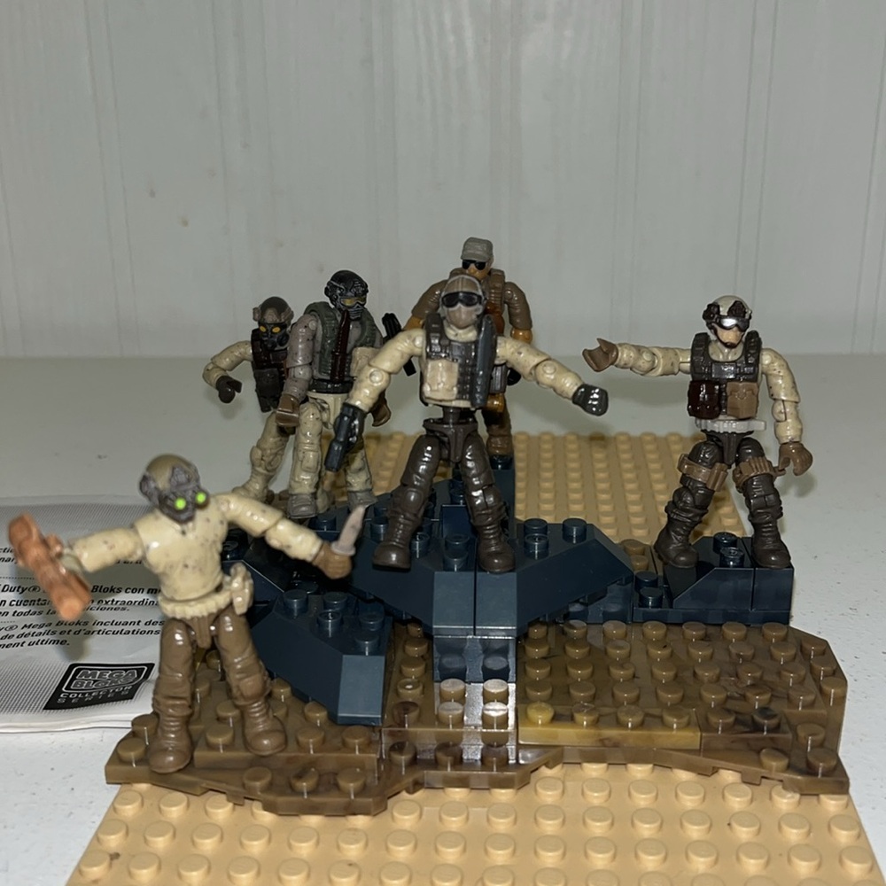 Call of Duty Megabloks 2013 Set of 6 figures and weapons